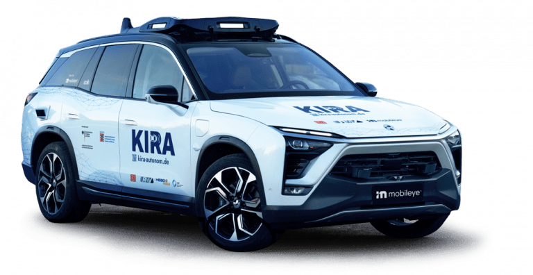 Autonomes KIRA-Fahrzeug mit Logos der Projektpartner